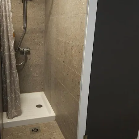 Adhoc Auberge de jeunesse *