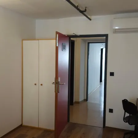 Adhoc بيت شباب